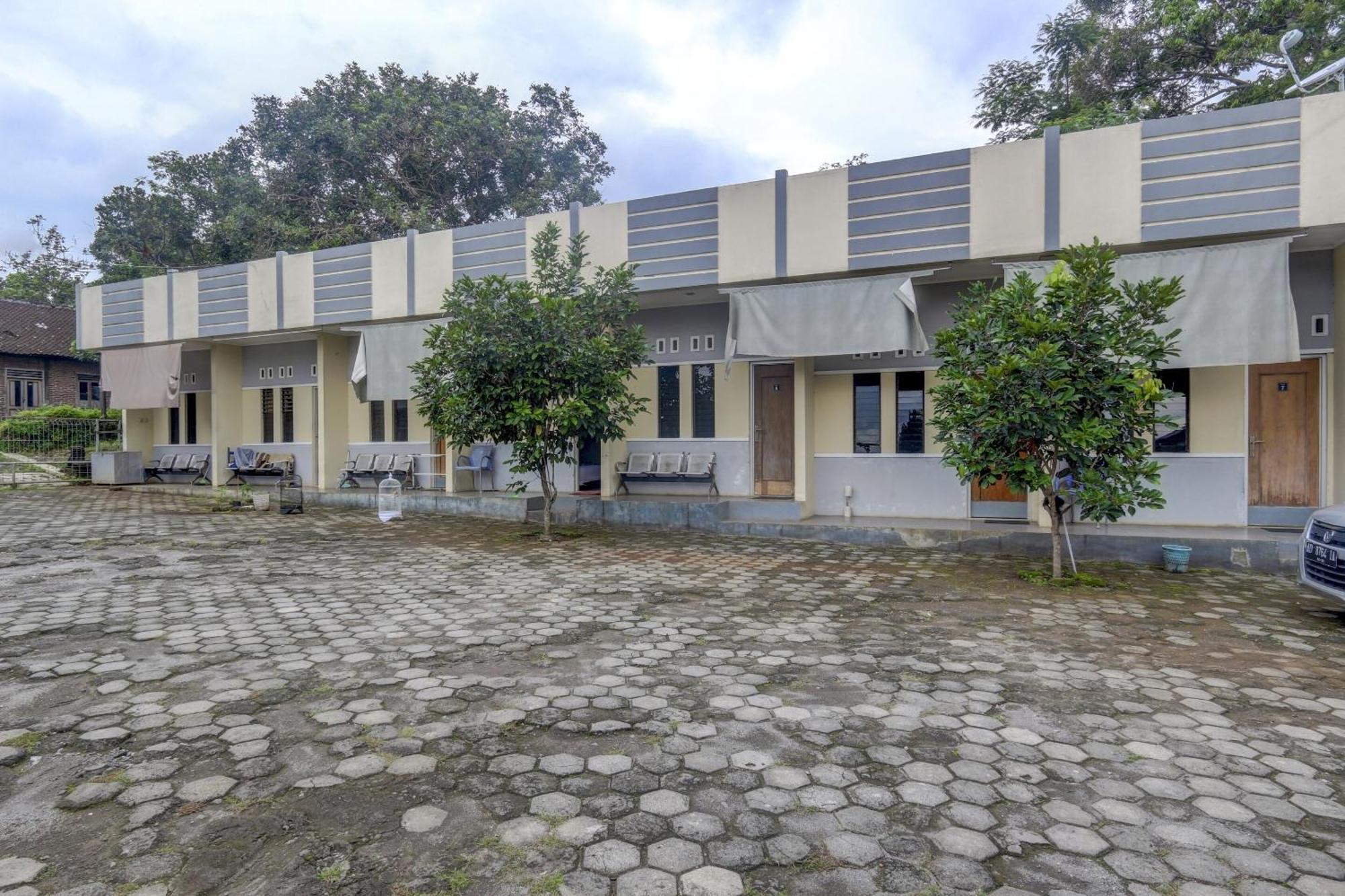 Oyo Life 90159 Puri Asoka Guest House Semarang Dış mekan fotoğraf