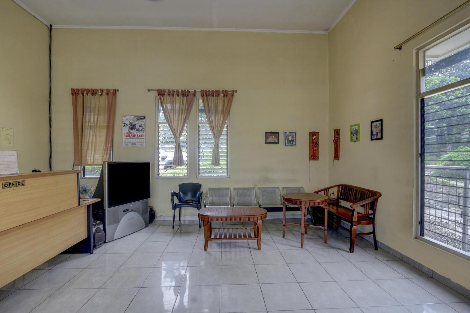 Oyo Life 90159 Puri Asoka Guest House Semarang Dış mekan fotoğraf