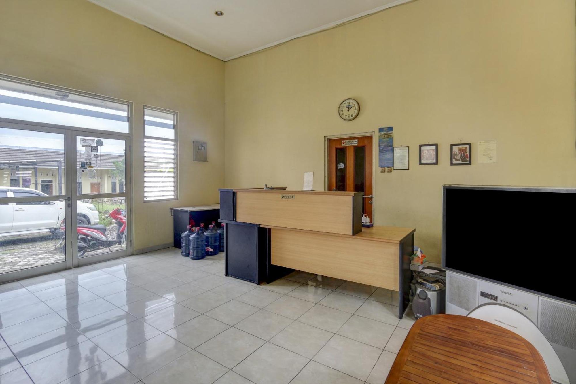 Oyo Life 90159 Puri Asoka Guest House Semarang Dış mekan fotoğraf