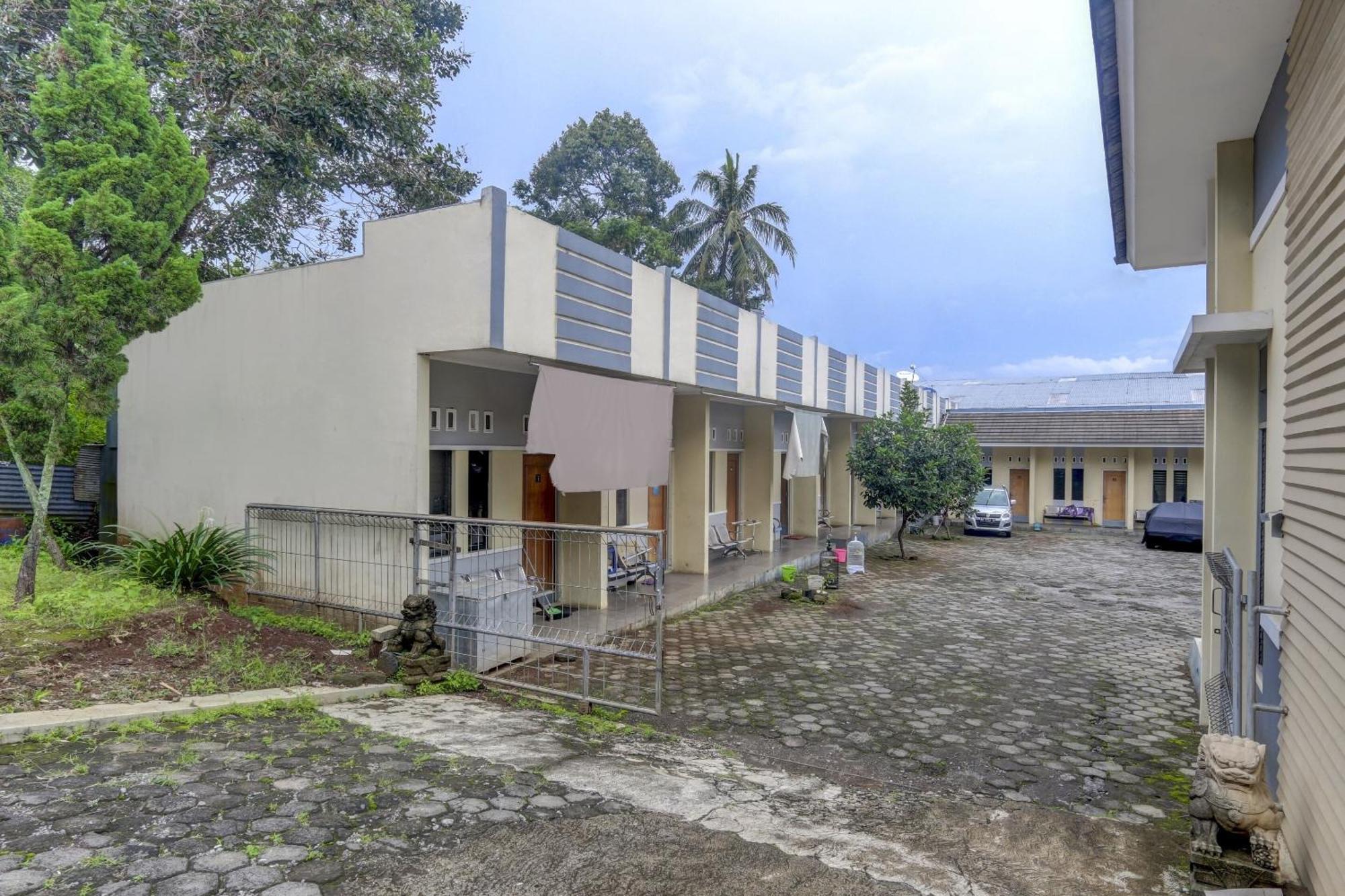 Oyo Life 90159 Puri Asoka Guest House Semarang Dış mekan fotoğraf