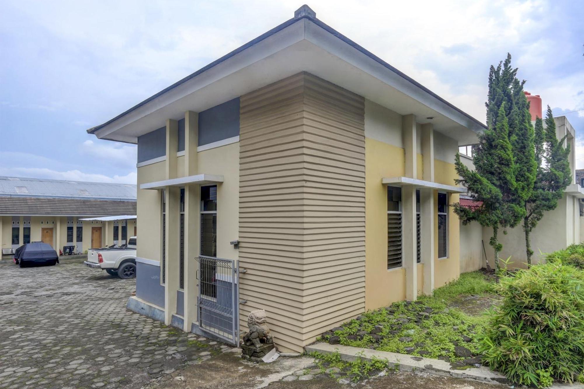 Oyo Life 90159 Puri Asoka Guest House Semarang Dış mekan fotoğraf